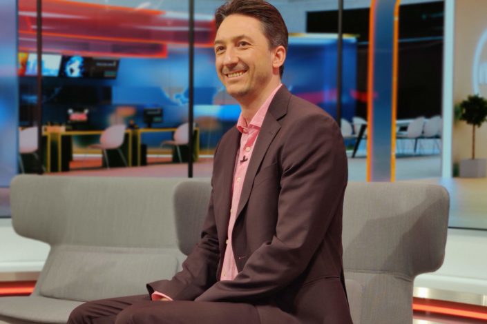 Ivan Puopolu istuu ryhdikkäästi televisiostudiossa ja hymyilee puolustaessaan sananvapautta.