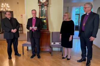 Kirkon kunniamerkit Riitta Kaivosojalle ja piispa Olav Fykse Tveitille