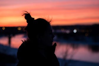 ”Aitous on julkisivua tärkeämpää” – poikansa itsemurhan uhrina menettänyt Seija rohkaisee kohtaamaan läheisiä aidosti ja myötäeläen