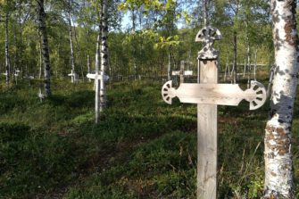 Rotututkimuksiin käytetyt saamelaisten jäänteet haudataan uudelleen kirkkomaahan – Venäjän saamelaiset ulos tilaisuudesta