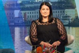 Kirjoittaja Hanna Kivisalo haluaa halata tekstiensä kautta