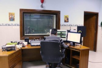 Radioaseman johtaja Saeb istuu pienessä ja vaatimattomassa studiossa editoimassa ääniraitoja.