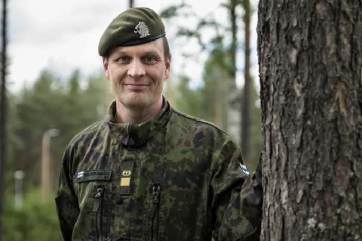 mies sotilasasussa metsikössä sotilaspappi marko haukkamäki