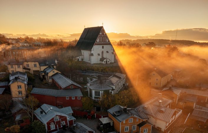 kirkon takaa loistaa auringonvalo