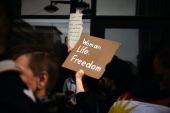 Huivipakko-protesti leviää Iranissa − SAT-7 reagoi tapahtumiin tv-ohjelmissaan