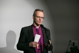 Arkkipiispa Tapio Luoma vastaa toimittajien kysymyksiin suorassa lähetyksessä