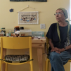 nainen istuu israelissa taustalla kyltti suomesta