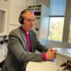 – Ellei meillä olisi toivoa paremmasta, olisi vaikea selviytyä tästä päivästä, totesi arkkipiispa Tapio Luoma Radio Dein Piispan kyselytunnilla tänään keskiviikkona. Kuva Radio Dein studiosta.