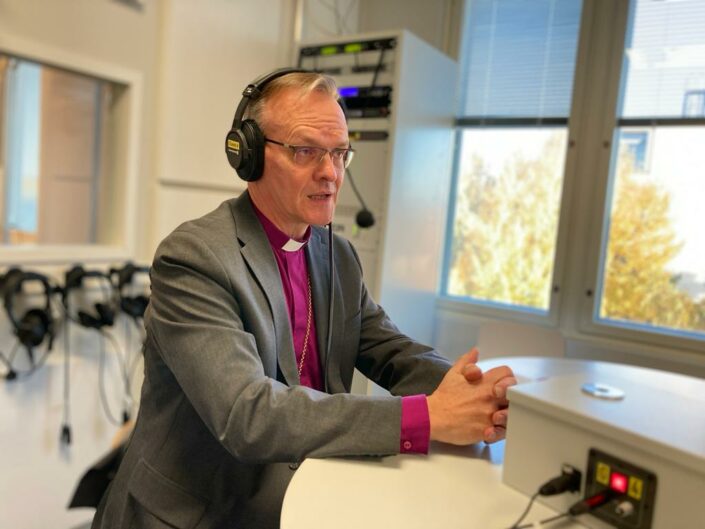 – Ellei meillä olisi toivoa paremmasta, olisi vaikea selviytyä tästä päivästä, totesi arkkipiispa Tapio Luoma Radio Dein Piispan kyselytunnilla tänään keskiviikkona. Kuva Radio Dein studiosta.