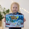 vaaleahiuksinen pikkutyttö pitää kädessään joulukalenteria
