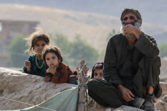 mies ja lapsia Afganistanista