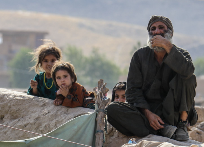 mies ja lapsia Afganistanista