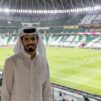 Qatarilainen mies Dohan jalkapallostadionin katsomossa