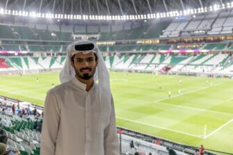 Qatarilainen mies Dohan jalkapallostadionin katsomossa