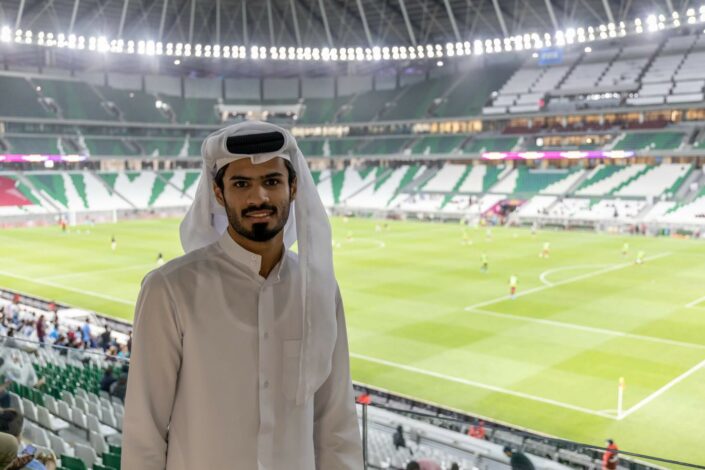 Qatarilainen mies Dohan jalkapallostadionin katsomossa