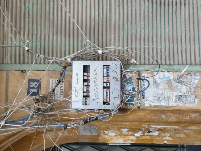 Syyrialainen itse tehty akku tai generaattori, joka tuottaa sähköä ja josta lähtee johtoja.