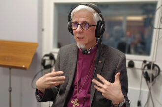 Piispa Matti Repo Radio Dein studiossa.