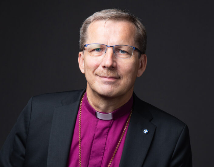 silmälasipäinen keski-ikäinen mies lähikuvassa