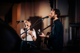 Runoilija Elina Salminen ja duo Eve & Ossi yhdessä Sinuun minä turvaan -kiertueelle