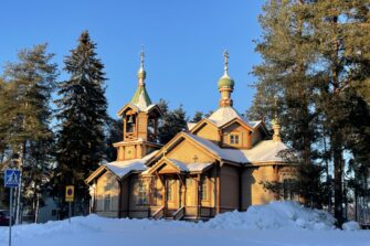 ortodoksinen kirkkorakennus talvisessa maisemassa