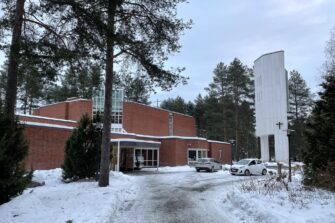 Edelleen lähes kaksi kolmesta suomalaisesta kuuluu evankelis-luterilaiseen kirkkoon – Tyypillinen kirkosta eroaja on 18-vuotias nuori