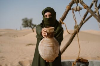 New age ja okkultismi Arabian niemimaalla: Nadian elämänmittainen totuuden etsintä