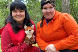 Suloinen pieni pehmolelukettu, Sammaltassu, pokkasi kirkon ympäristökasvatuspalkinnon