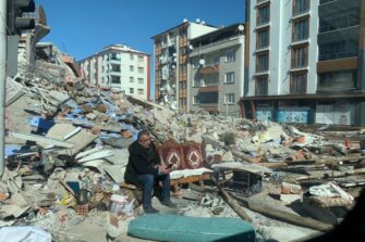 ”Kirkosta tuli turvapaikkamme” – maanjäristyksen kokeneen perheen tarina Turkista
