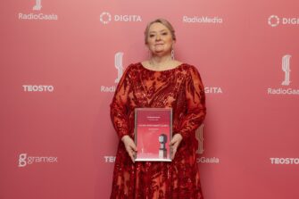 Kirsi Rostamo sai Radiogaalassa erikoispalkinnon: ”Tämä kunniamaininta on ihana päätös elämäntyölleni”