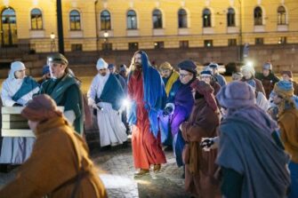 Via Crucis -pääsiäistapahtuma keräsi noin 15 000 ihmistä Helsingin kaduille