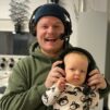 Matias Villberg 1-vuotiaan poikansa Rubenin kanssa Radio Dein studiossa. KUVA: Villbergin albumi