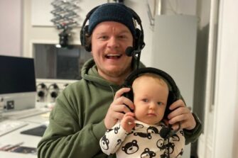 Matias Villberg 1-vuotiaan poikansa Rubenin kanssa Radio Dein studiossa. KUVA: Villbergin albumi