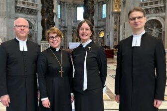 Piispainkokous päätti luopua sukupuolisidonnaisesta papin virkapukuohjeesta