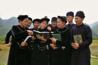 naisia pukeutuneita mustiin lukemassa Raamattua