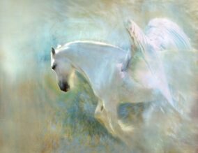 Kuvassa on valkoinen, siivekäs hevonen, joka laukkaa oikealta vasemmalle vaalealla, vesivärimäisellä taustalla. 