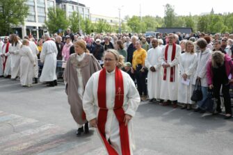 Pappi Maria Rainio-Alaranta johdatti piispa Mari Leppäsen Salon torille toimittamaan Lähetysjuhlien päätösmessun helluntaina.
