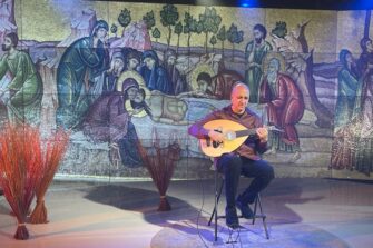 Naser Musa opettaa useilla arabimurteilla lauluja