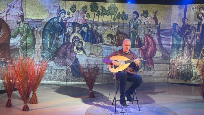Naser Musa opettaa useilla arabimurteilla lauluja