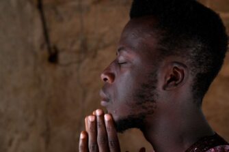 Ayuba isänsä murhan jälkeen: ”Olen oppinut jättämään kaiken Jeesuksen jalkojen juureen”