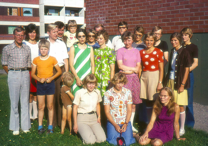 Joukko Sanansaattajien työntekijöitä ja vastuunkantajia ryhmäkuvassa kesällä 1973.