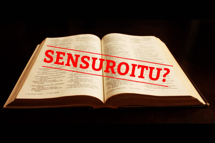 Avattu Raamattu, jonka päällä on teksti Senruroitu ja kysymysmerkki.