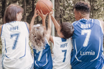 Susijengin kapteenina urheilusankariksi noussut Shawn Huff kirkon kummityön tukijaksi