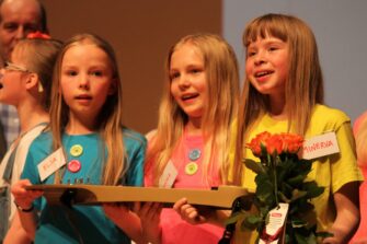 Tiedätkö kuka sanoitti Suvivirren? Etkö? Ei se mitään – ei tiedä kukaan muukaan. Katso minne jäljet näyttäisivät johtavan.