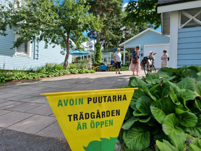 Viiri auttaa löytämään yleisölle avoimen puutarhan. Kuva: avoimetpuutarhat.fi