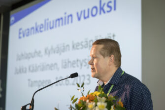 Mukautumisen ja säilyttämisen väliin avautuu lähetyksen kolmas tie