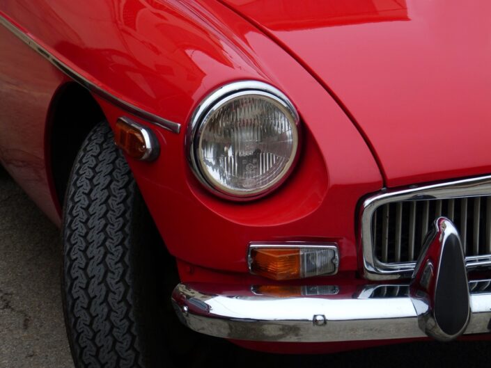 Kuvassa punaisen Morris Mini -auton etuvalo.