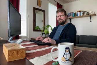 ”Tämä kehitys olisi pitänyt nähdä jo kymmenen vuotta sitten” – Äänikirjasovellusta koodaava Sampo Antila on itse viime vuosina oppinut kirjojen kuuntelijaksi