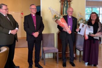 Kirkko palkitsi Suomen ja Viron ystävyysseurakuntien isähahmon Tiit Salumäen ja tekstiilitaiteilija Helena Vaarin