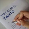 Vakaumustahdon ilmoittava lomake ja kynä sitä täyttämässä.