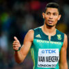 Wayde van Niekerk näyttää peukkua.